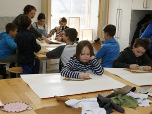 Kinder beim Workshop Spielen wie im Mittelalter